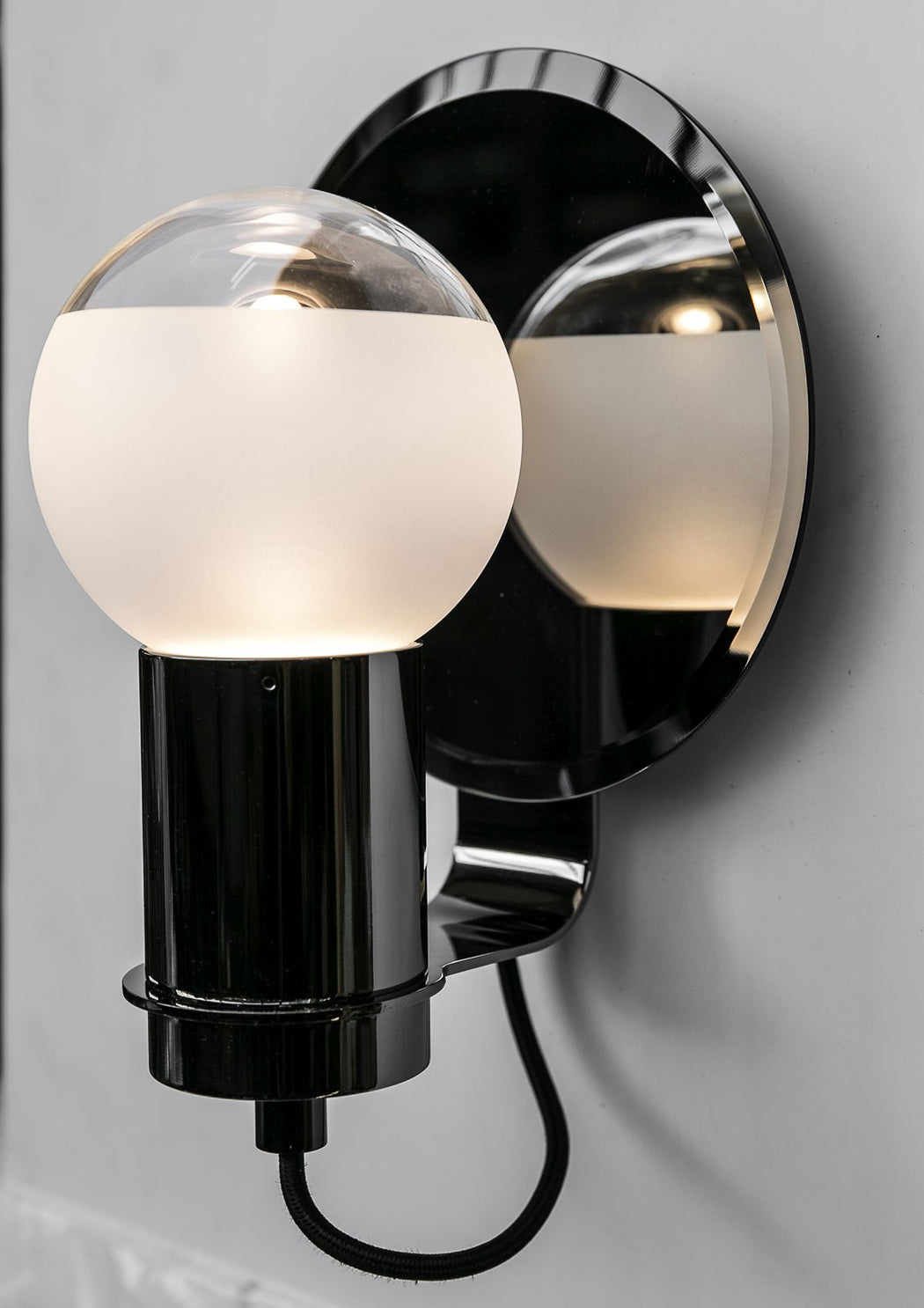 Deluxe Italian wall light with frosted glass diffuser and choice of metal finish