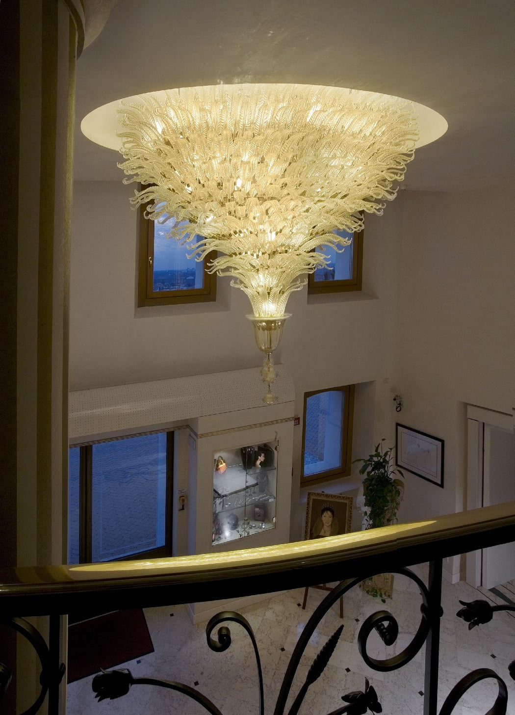 Magnificent large suspended ceiling light with gold Murano glass leaves
