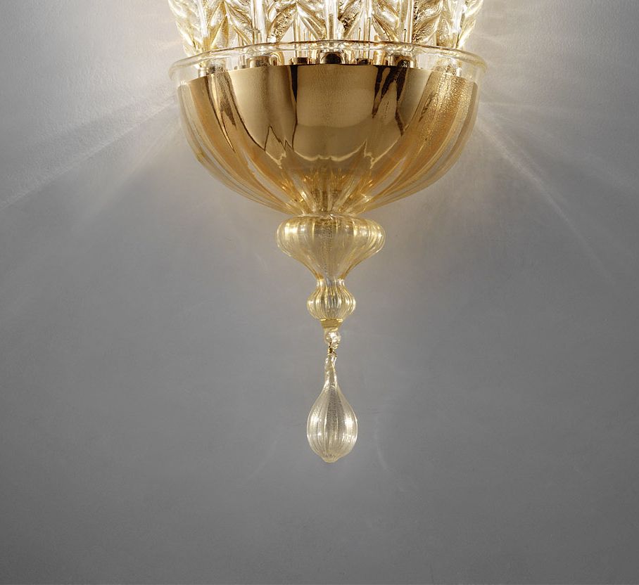 Elegant traditional Italian wall light in white Murano glass with silver or gold