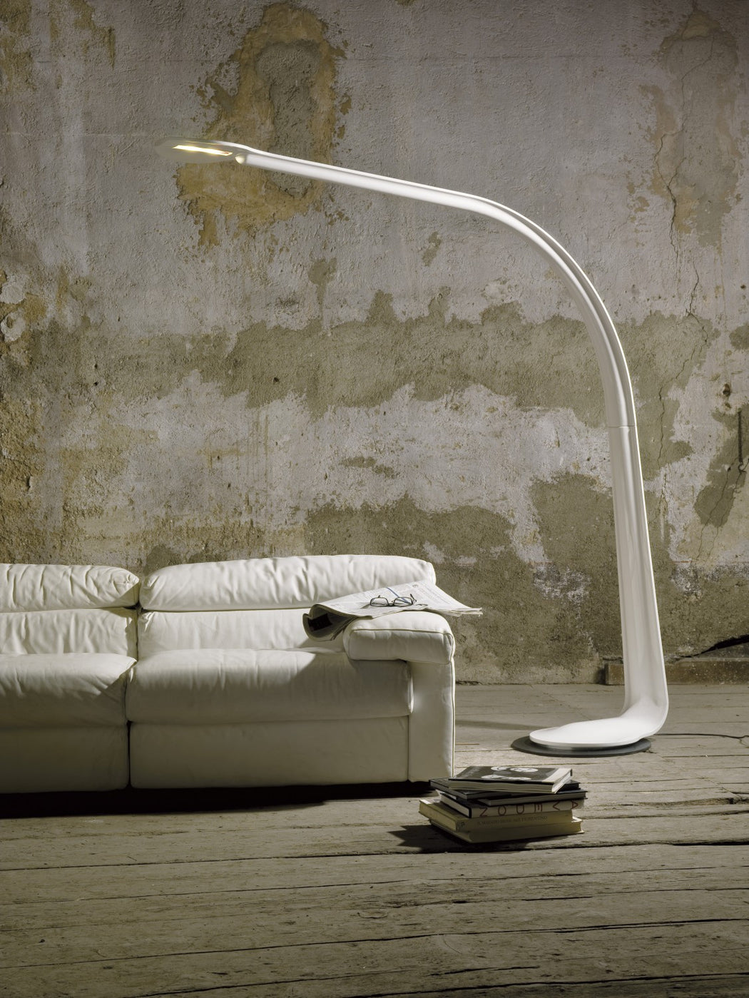 Great Italian leather-covered LED floor lamp in 7 colours